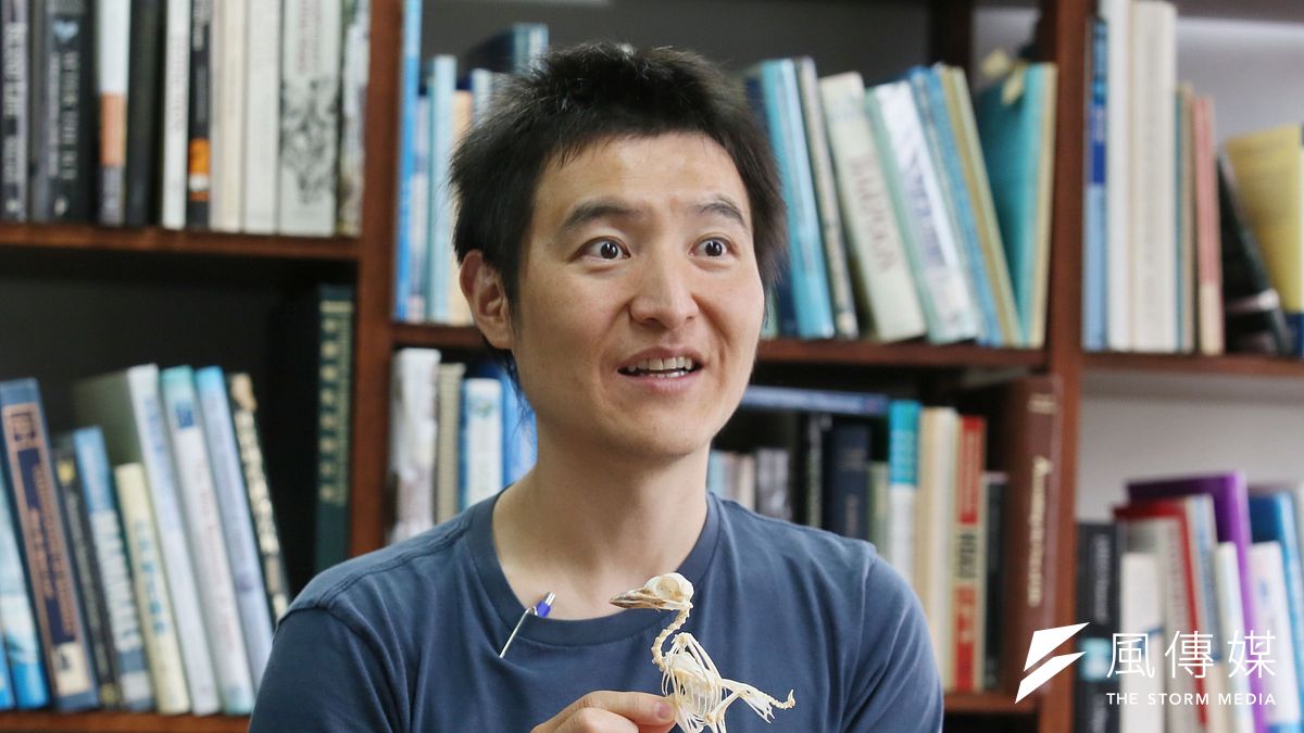 蔡政修2021年發表了第一件屬於台灣的「恐龍」化石,他說:「許多人說鳥類跟恐龍很接近,但鳥類其實就是恐龍。」(柯承惠攝) 蔡政修2021年發表了第一件屬於台灣的「恐龍」化石,他說:「許多人說鳥類跟恐龍很接近,但鳥類其實就是恐龍。」(柯承惠攝)