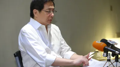 身陷台大校長遴選風波的管中閔與媒體茶敘,在記者會中訴求理性面對。(陳明仁攝)
