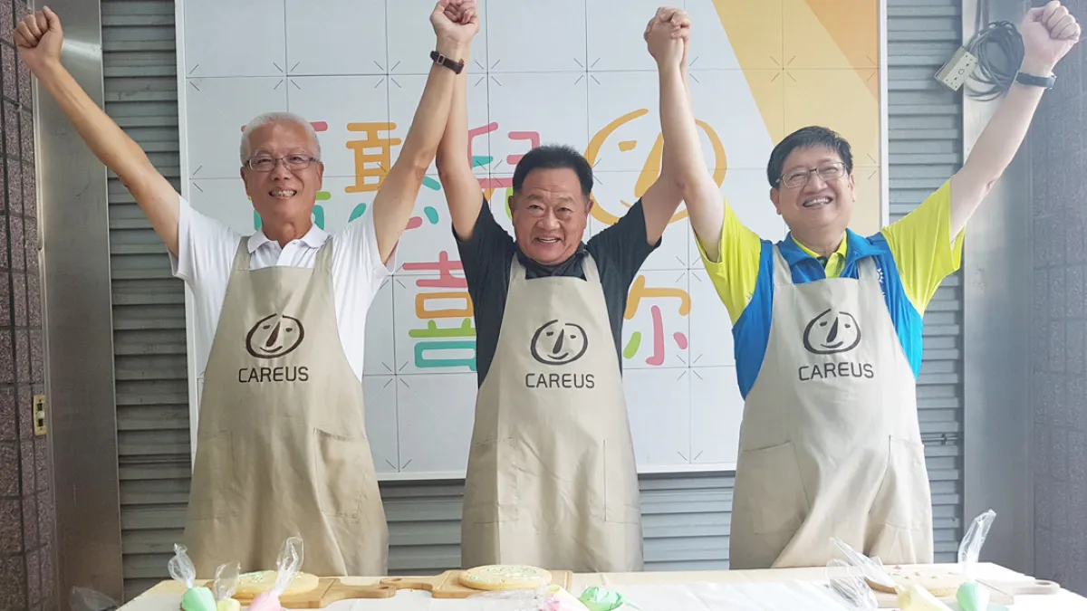 新竹市長候選人謝文進(左)、台北市無黨籍候選人李錫錕(中)與國民黨新竹縣長候選人楊文科(右)三人共同號召民眾認購喜憨兒月餅。(圖/方詠騰攝)