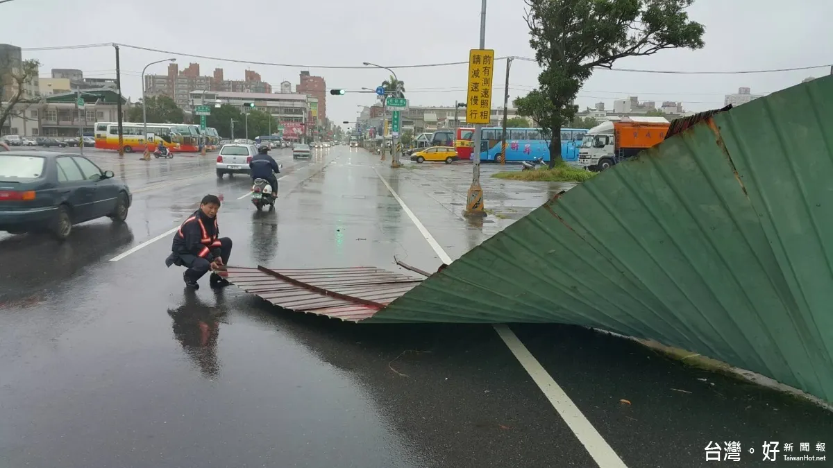 胖颱梅姬掀絕命狂風 警受驚閃避險遭飛行鐵皮砸中