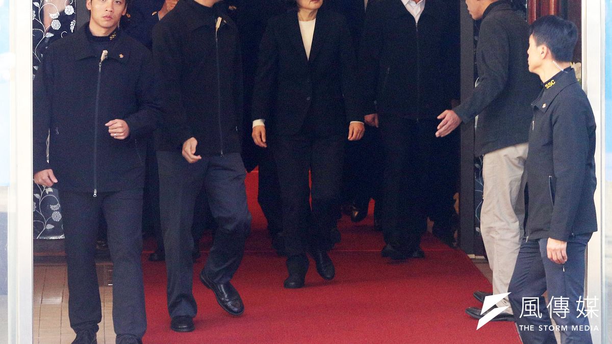 20200103-參謀總長沈一鳴上將2日因座機失事不幸殉職,同機13人共計8人罹難,三總昨日晚間設立靈堂,今上午有不少政要到場致哀。圖為總統蔡英文前往致意並慰問家屬。(蘇仲泓攝) 20200103-參謀總長沈一鳴上將2日因座機失事不幸殉職,同機13人共計8人罹難,三總昨日晚間設立靈堂,今上午有不少政要到場致哀。圖為總統蔡英文前往致意並慰問家屬。(蘇仲泓攝)