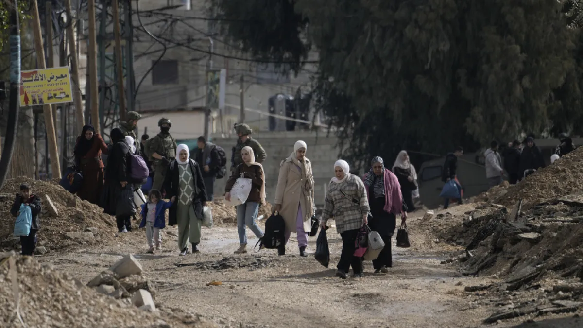 2025年1月23日。約旦河西岸(West Bank)城市哲寧(Jenin)難民營中的巴勒斯坦人正在撤離。(AP)