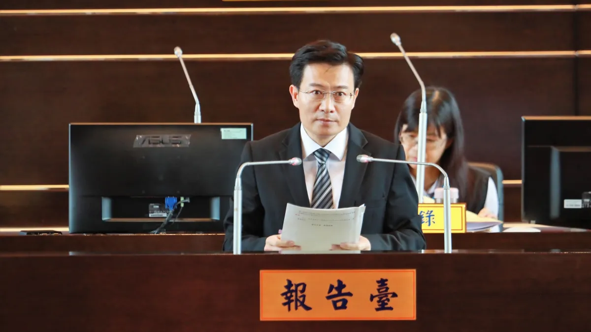 台中市多位議員向環保局長白智榮關心二行程機車汰換情形。(圖/台中市政府提供)
