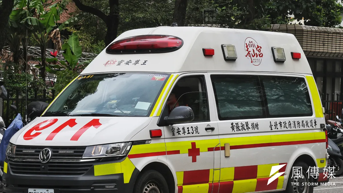 聽到救護車、消防車鳴笛,公路局提醒依單車道、多車道與路口情境正確避讓。(示意圖,柯承惠攝)