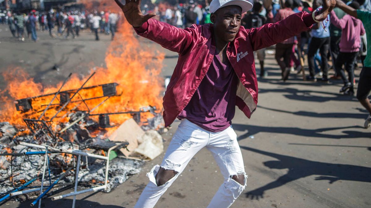 辛巴威選舉:反對派民眾上街抗議。(AP) 辛巴威選舉:反對派民眾上街抗議。(AP)