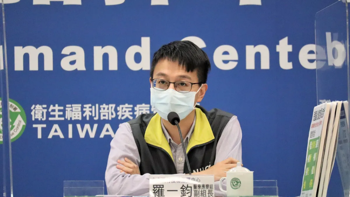 中央流行疫情指揮中心醫療應變組副組長羅一鈞提醒,若家長觀察到兒童出現腦炎重症的前驅8大症狀,請立即就醫。(中央流行疫情指揮中心提供)