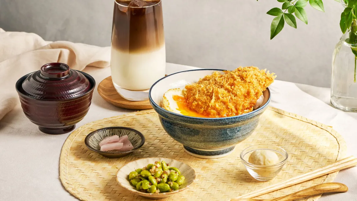 超人氣豬排名店「KATSU鑫」與文青甜品「八時神仙草」限時合作。(圖片來源:KATSU鑫)