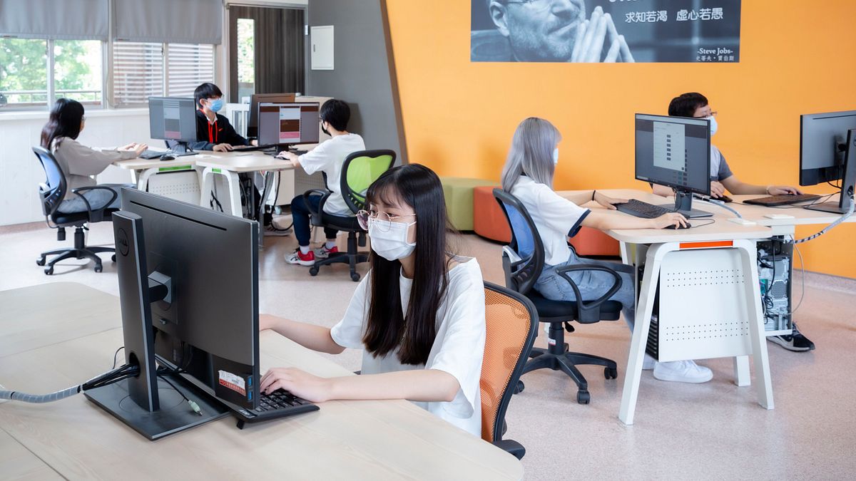 嶺東科大資訊學院智慧學習工坊提供專業科目及證照上機實作,並有TA課後輔導。(圖/嶺東科技大學) 嶺東科大資訊學院智慧學習工坊提供專業科目及證照上機實作,並有TA課後輔導。(圖/嶺東科技大學)