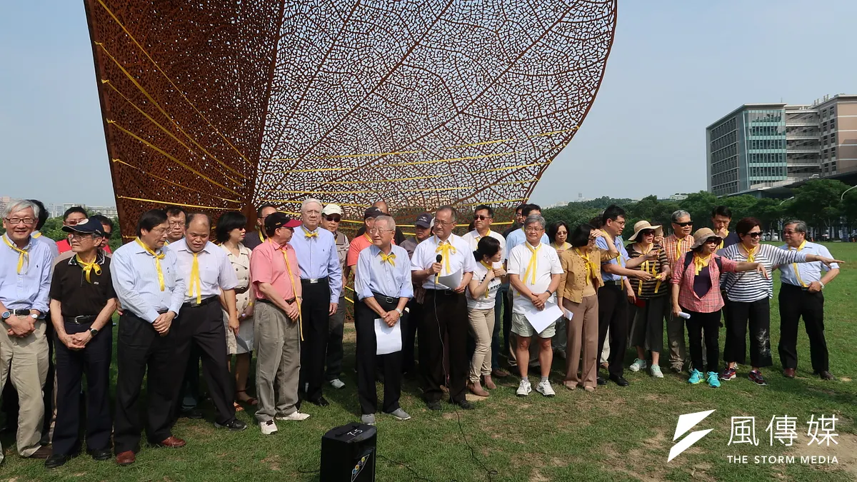 抗議教育部強勢「拔管」,清大數十名教授29日號召師生綁上黃絲帶,捍衛校園自主,呼籲教育部收回「拔管」決定。(朱冠諭攝)