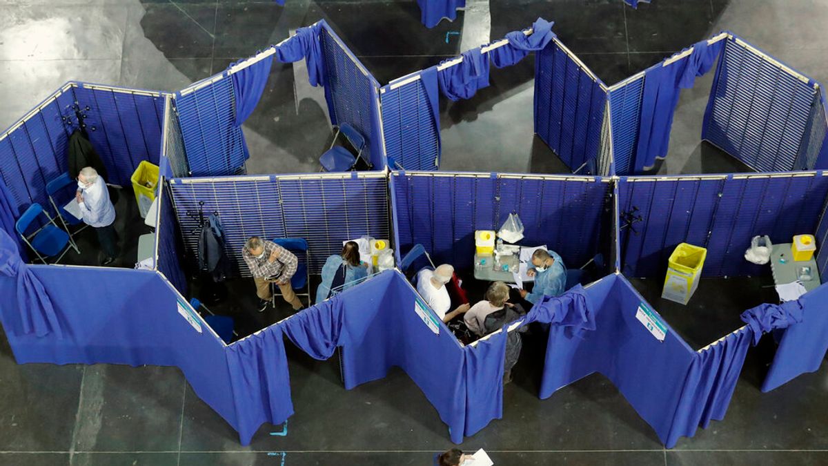 法國的醫護人員正在為民眾注射新冠疫苗。(美聯社) 法國的醫護人員正在為民眾注射新冠疫苗。(美聯社)