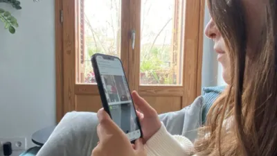 2025年3月25日。一名女子正在用手機上滑Instagram。(AP)