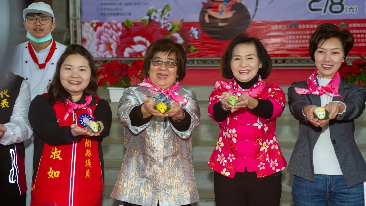 宜蘭縣議員莊淑如(左起)、羅東鎮長吳秋齡、宜蘭縣長林姿妙、縣議員黃琤婷親手做出創意年鼠粄。(圖/宜蘭縣政府提供)
