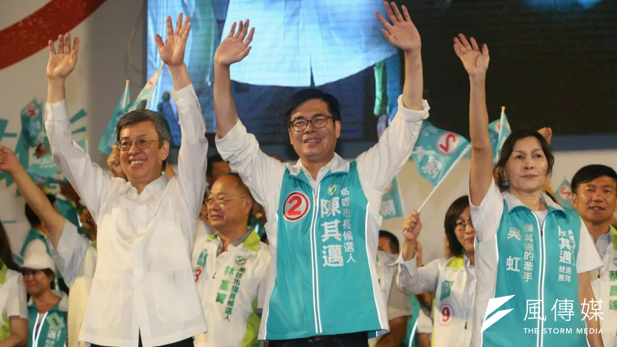 民進黨高雄市長候選人陳其邁11日旗山大造勢,現場還大合唱《伊是咱的寶貝》。(資料照,新新聞柯承惠)