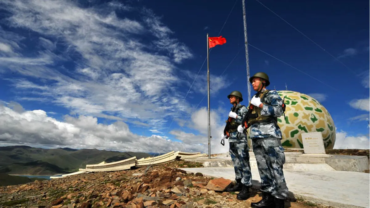 中國在西藏南邊的甘巴拉雷達站,因為風太強而必須一升旗就降旗(翻攝網路) 中國在西藏南邊的甘巴拉雷達站,因為風太強而必須一升旗就降旗(翻攝網路)