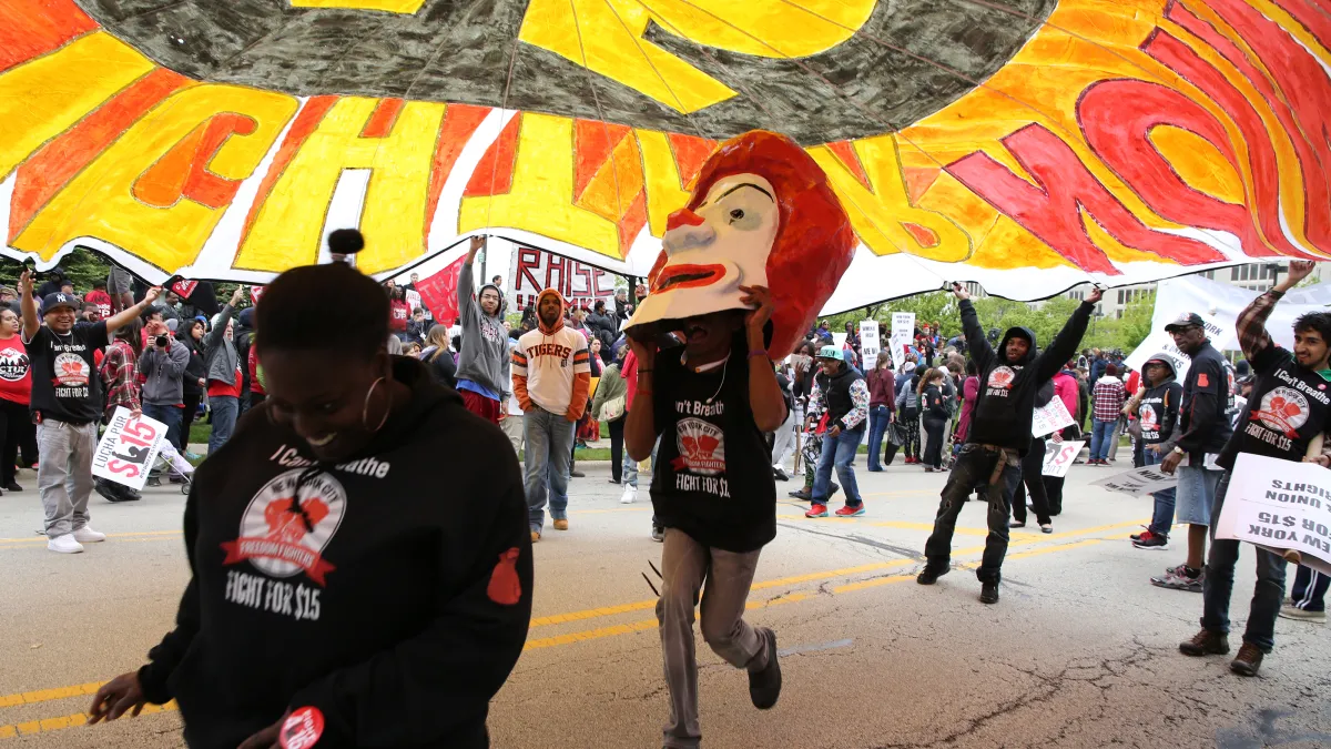 麥當勞的員工20日包圍這間公司在芝加哥的總部,要求加薪。(美聯社)