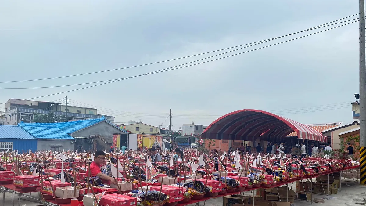 蕭厝庄17戶在12年一次的「蕭府大帝殿」建廟36週年慶典展現雄厚財力,擺出1350桌供品。(圖/取自蕭府大帝殿臉書) 蕭厝庄17戶在12年一次的「蕭府大帝殿」建廟36週年慶典展現雄厚財力,擺出1350桌供品。(圖/取自蕭府大帝殿臉書)