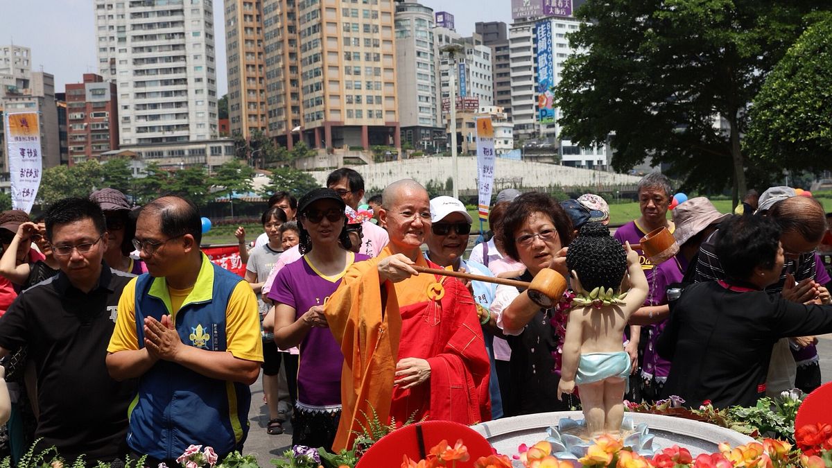 紀念釋迦摩尼佛誕生,佛光山新店分會20日在碧潭東岸舉辦浴佛慶典,上千信眾虔誠浴佛祈求平安。(圖/佛光山提供) 紀念釋迦摩尼佛誕生,佛光山新店分會20日在碧潭東岸舉辦浴佛慶典,上千信眾虔誠浴佛祈求平安。(圖/佛光山提供)