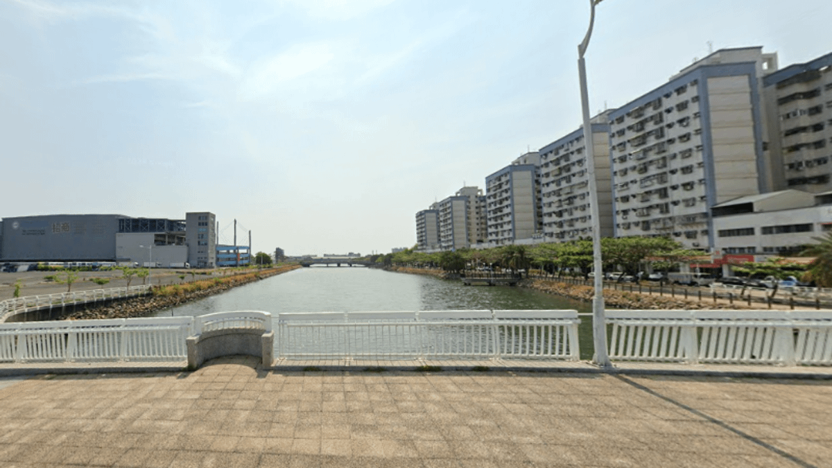 高雄連環殺人案搜索遺骸進入第11天,今(16日)在金鞏橋周邊尋獲1袋衣褲送驗。(圖/翻攝自Google Maps) 高雄連環殺人案搜索遺骸進入第11天,今(16日)在金鞏橋周邊尋獲1袋衣褲送驗。(圖/翻攝自Google Maps)