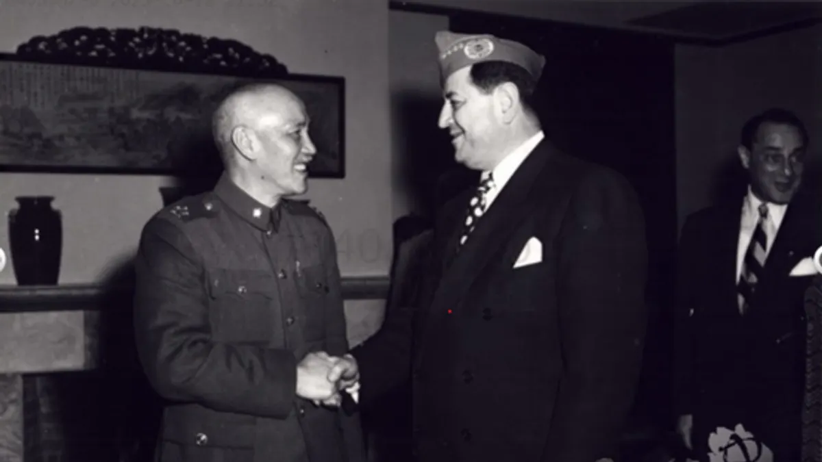 失去大陸後的蔣中正復國情節強烈,使他對猶太人更加同情,圖為1952年他在台北接見美國猶太籍退伍軍人協會會長金世保(Paul Ginsberg)。(作者提供,國史館照片) 失去大陸後的蔣中正復國情節強烈,使他對猶太人更加同情,圖為1952年他在台北接見美國猶太籍退伍軍人協會會長金世保(Paul Ginsberg)。(作者提供,國史館照片)