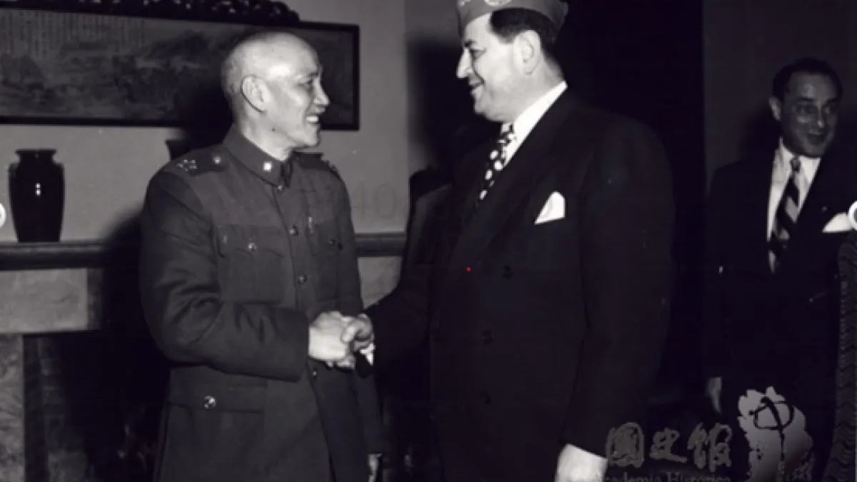 失去大陸後的蔣中正復國情節強烈,使他對猶太人更加同情,圖為1952年他在台北接見美國猶太籍退伍軍人協會會長金世保(Paul Ginsberg)。(作者提供,國史館照片)