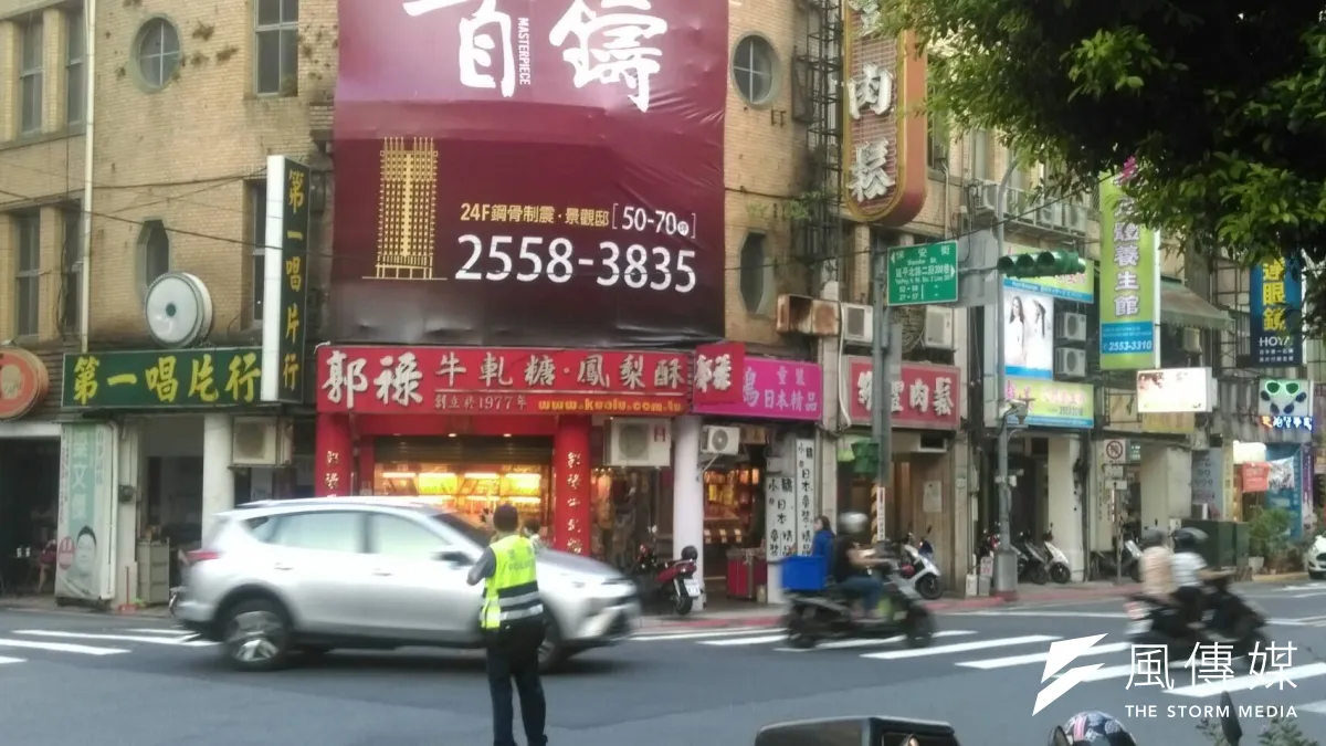 台北市保安街和延平北路交叉口,因為停電紅綠燈號誌不能運作,靠警察指揮。(風傳媒)