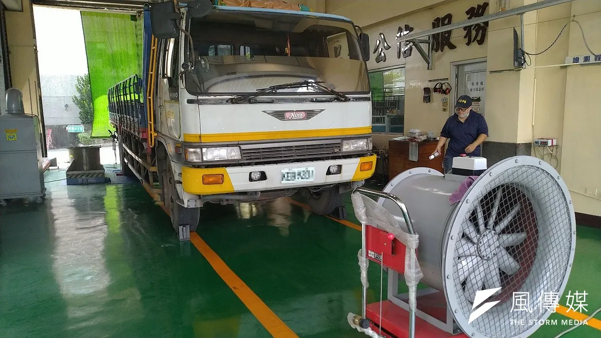 岡山柴油車檢驗站檢測情形。(圖/徐炳文攝) 岡山柴油車檢驗站檢測情形。(圖/徐炳文攝)