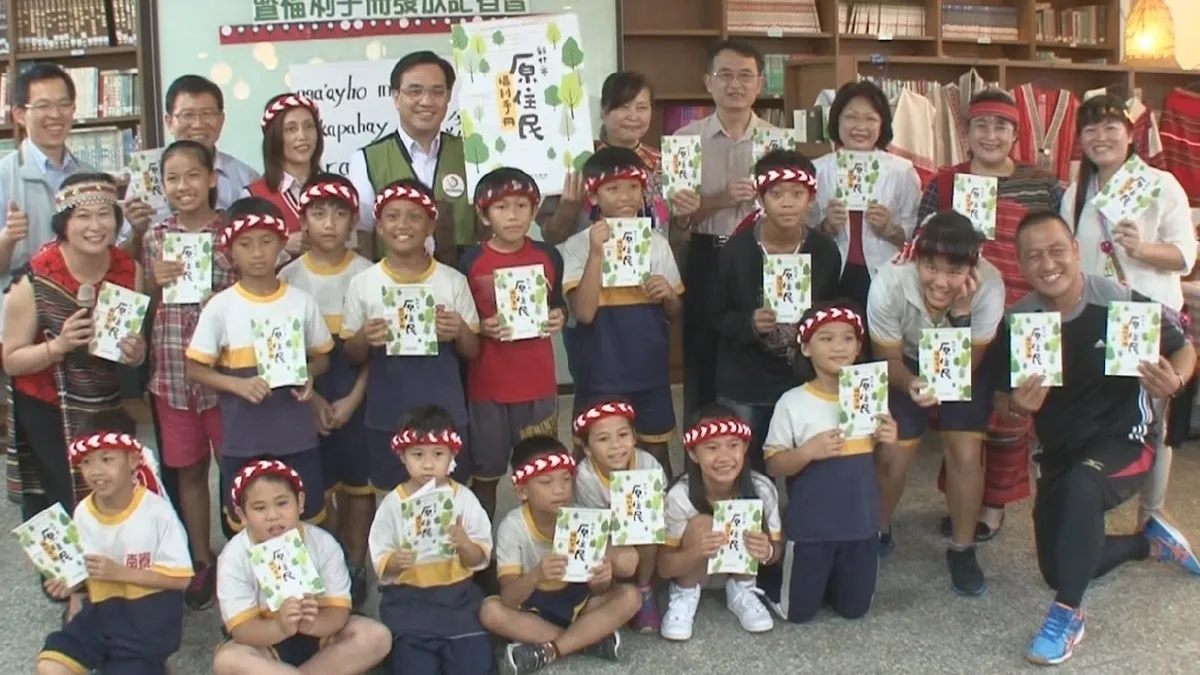 關心都市原民權益 夷將•拔路兒赴校園發放福利手冊