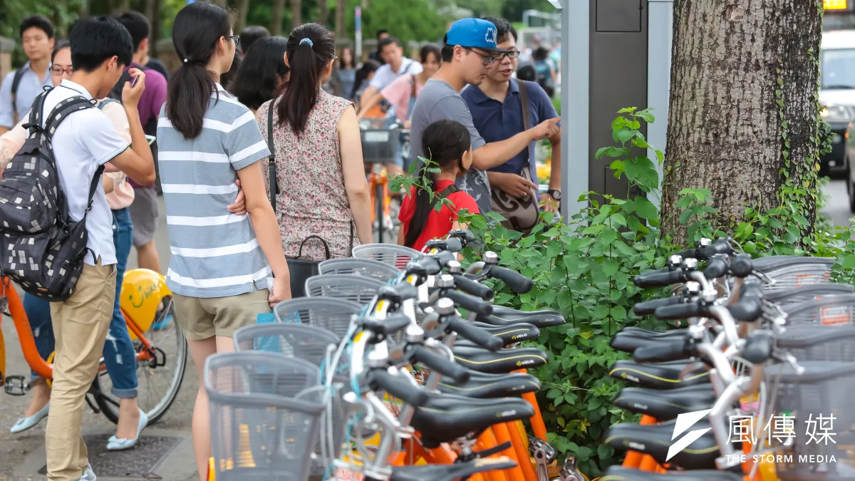對於騎自行車須強制戴安全帽的規定,是否會衝擊如YouBike等公共自行車,朝野立委紛紛抱持不同看法。(資料照,顏麟宇攝)