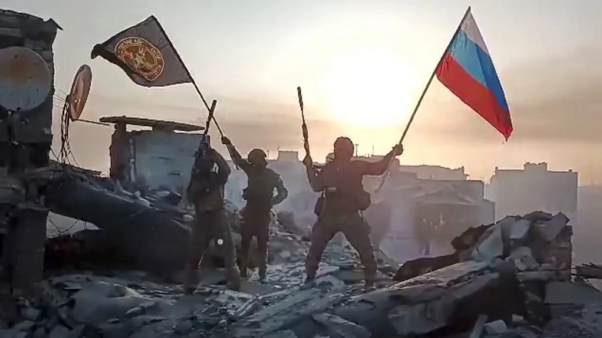 在這段2023年5月20日發布的影片中,俄軍傭兵瓦格納集團在巴赫姆特揮舞俄羅斯國旗,並且宣稱攻克這塊兵家必爭之地。(美聯社)