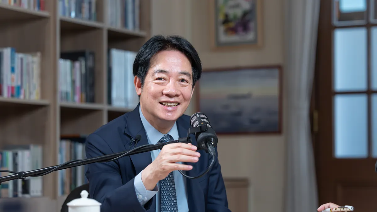 総統・頼清徳が5月20日の就任1周年を前に、インターネット番組《敏ディ選読》のインタビューに応じ、両岸関係を「大小企業の併合」に例える発言。(写真/総統府提供) 総統・頼清徳が5月20日の就任1周年を前に、インターネット番組《敏ディ選読》のインタビューに応じ、両岸関係を「大小企業の併合」に例える発言。(写真/総統府提供)