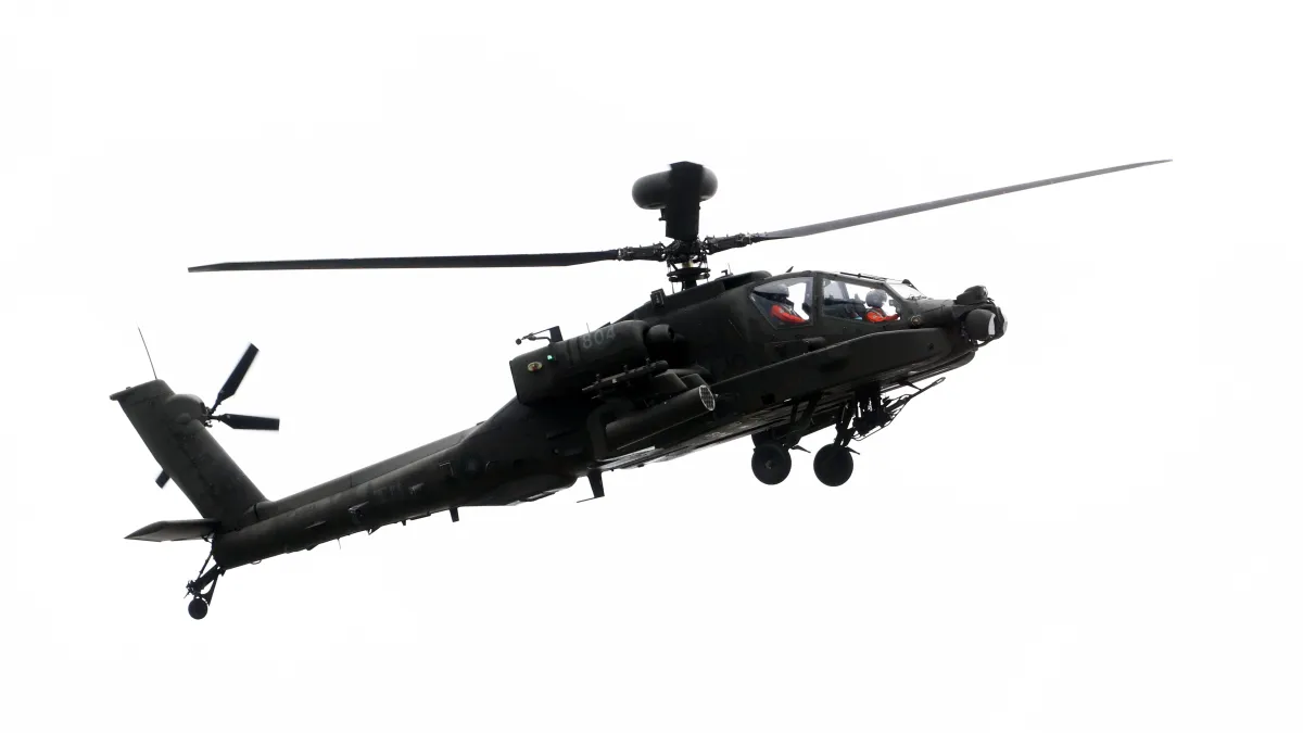 陸軍航空特戰指揮部計畫將AH-64E「守護者」阿帕契攻擊直升機等機種移訓至台東豐年機場,卻受到不分藍綠的強烈反彈。(蘇仲泓攝)