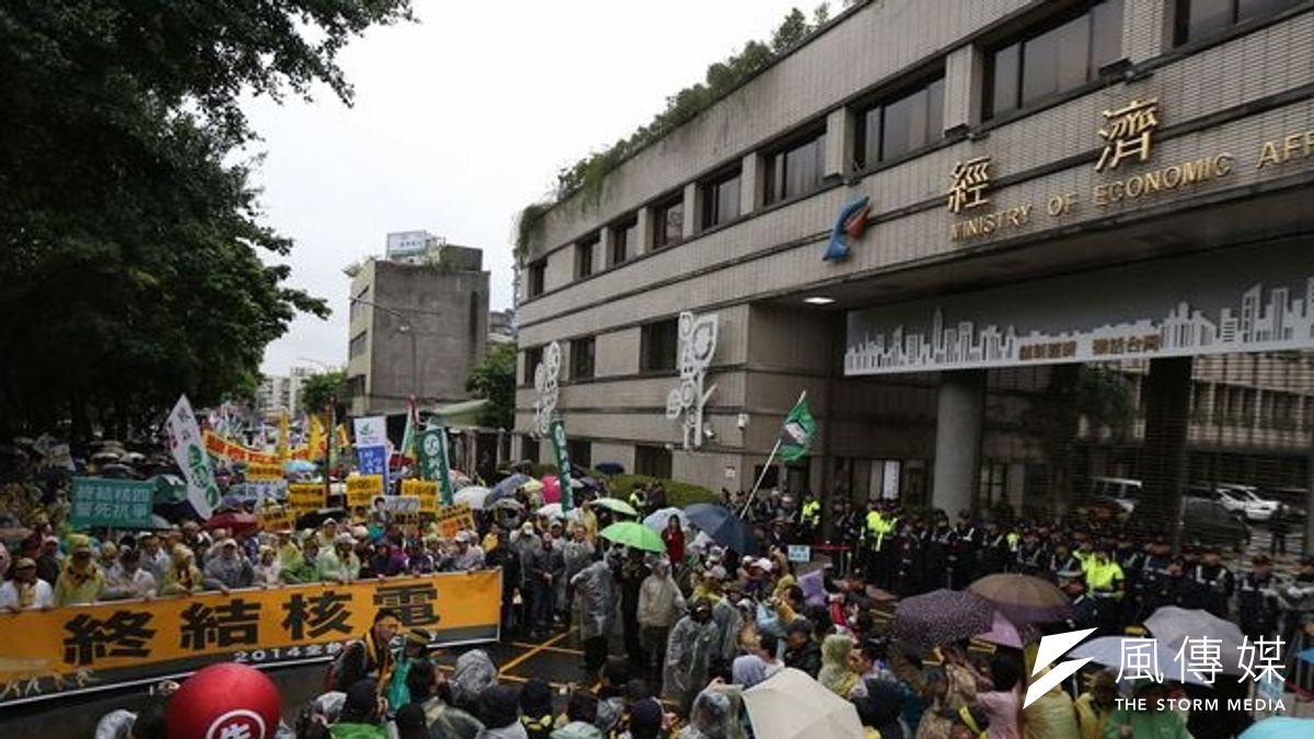 核四如何解?綠營認為關鍵在公投門檻。圖為今年3月8日的反核大遊行。(余志偉攝) 核四如何解?綠營認為關鍵在公投門檻。圖為今年3月8日的反核大遊行。(余志偉攝)