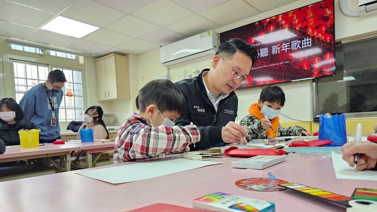 蘇俊賓與弱勢兒少一同作畫。(圖/翻攝自蘇俊賓臉書) 蘇俊賓與弱勢兒少一同作畫。(圖/翻攝自蘇俊賓臉書)