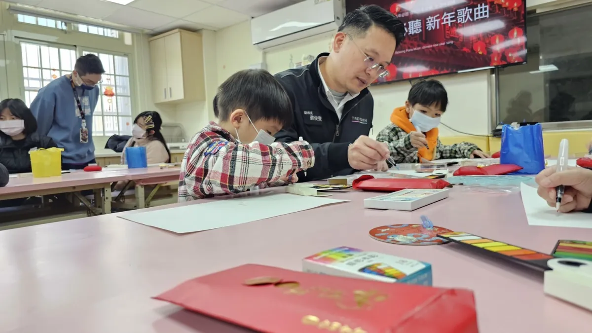 蘇俊賓與弱勢兒少一同作畫。(圖/翻攝自蘇俊賓臉書)