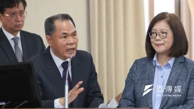 蔡政府危機處理不及格。圖為海委會主管管碧玲和海巡署長周美伍就金門翻船案立法院備詢。(顏麟宇攝)
