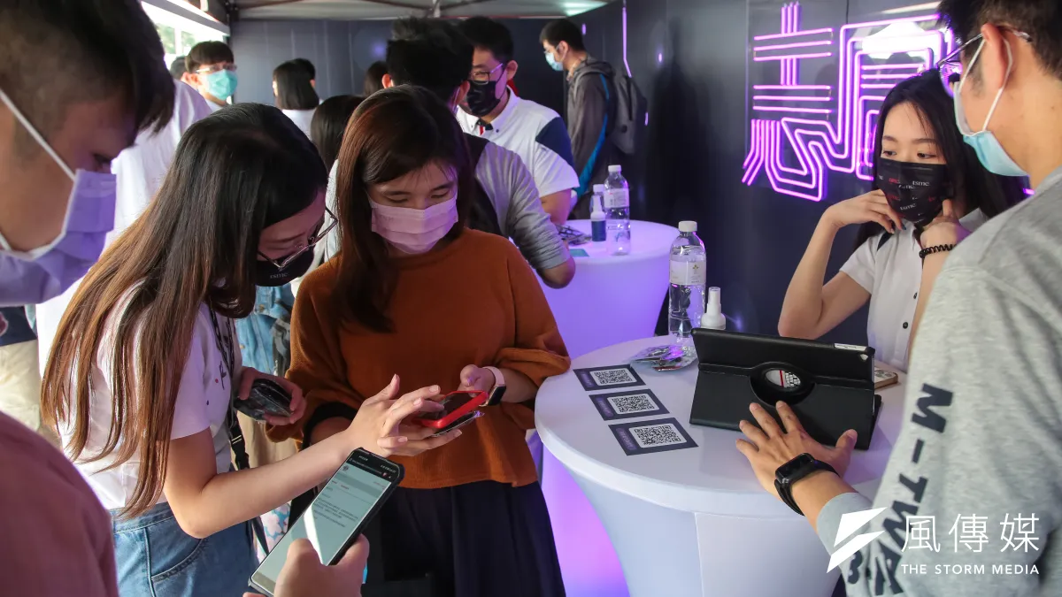 台清交等大學理工科申請入學排除國文,一百多所私立大學則排除英文,釋放的訊息是語文能力不重要?圖為業博覽會台積電攤位。(顏麟宇攝)