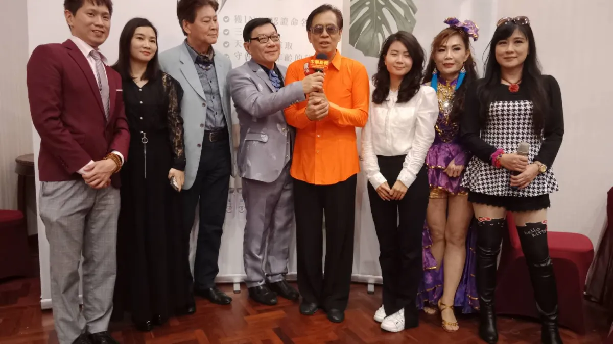 主辦人王英宗(右四)及資深藝人劉尙謙(左三)。(圖/徐炳文攝)