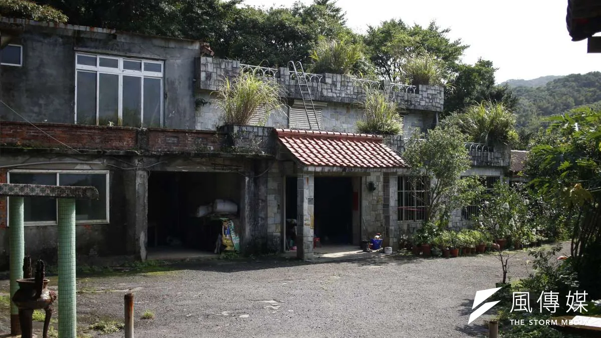自核一廠決定興建後,乾華村裡的居民四散。圖為石門鄉一隅,此處曾是小型茶葉加工廠。(廖羿雯攝)