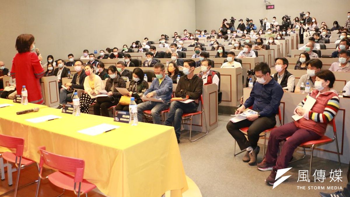 經發局長何怡明(左)表示,新店寶高智慧產業園區位於新北串連各重要產業聚落的關鍵樞紐位置,透過便捷的交通路網,能快速鏈結雙北、桃園、新竹及台中重要產業群聚。(圖/李梅瑛攝) 經發局長何怡明(左)表示,新店寶高智慧產業園區位於新北串連各重要產業聚落的關鍵樞紐位置,透過便捷的交通路網,能快速鏈結雙北、桃園、新竹及台中重要產業群聚。(圖/李梅瑛攝)