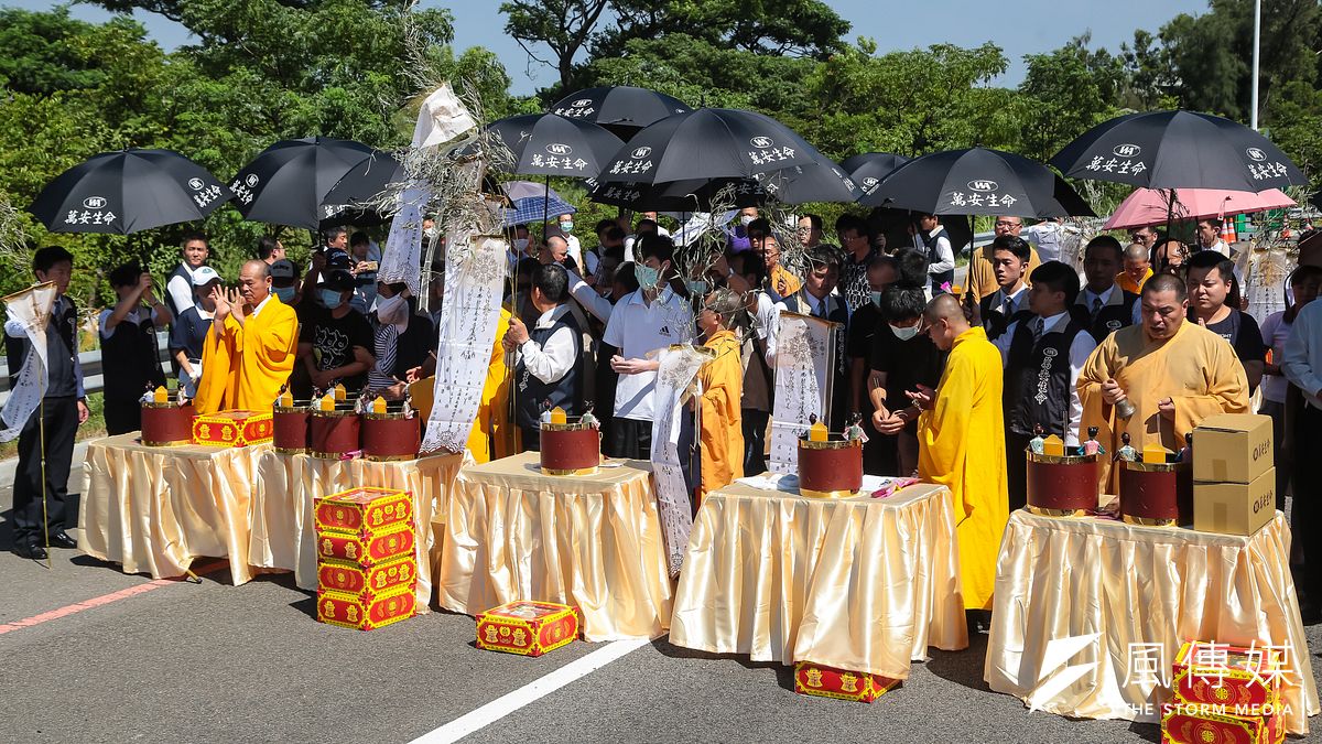 陸客火燒車事件家屬至國道二號西向2.9ˋ公里處,進行招魂儀式。(資料照片,顏麟宇攝) 陸客火燒車事件家屬至國道二號西向2.9ˋ公里處,進行招魂儀式。(資料照片,顏麟宇攝)