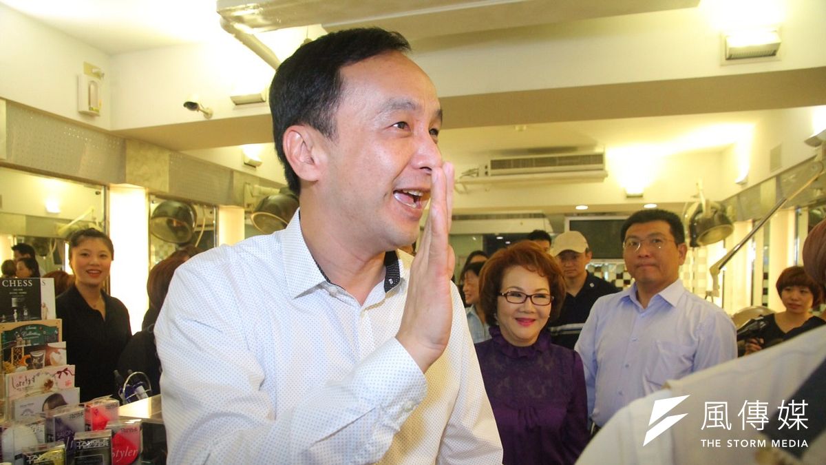 國民黨總統參選人朱立倫前往曼都髮型談技職教育。(曾原信攝) 國民黨總統參選人朱立倫前往曼都髮型談技職教育。(曾原信攝)