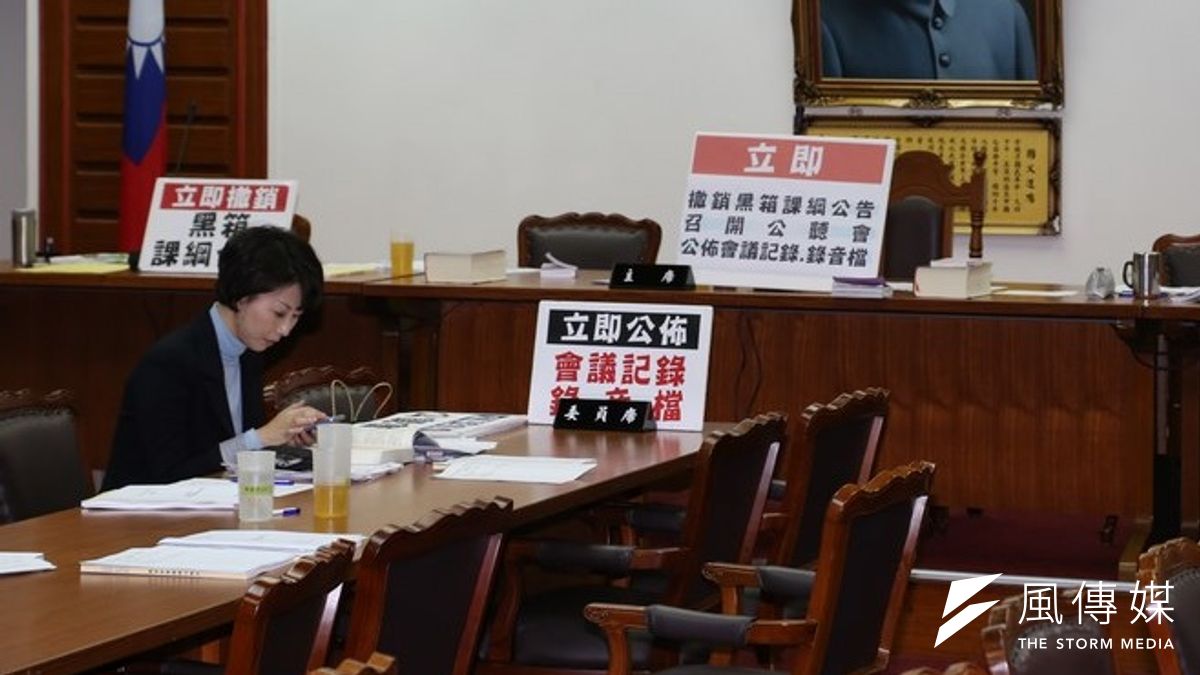 課綱案立院教育及文化委員會對決時刻,身為主席的國民黨立委陳碧涵等藍委不見蹤影,讓苦候多時的民進黨團罵聲連連。(余志偉攝) 課綱案立院教育及文化委員會對決時刻,身為主席的國民黨立委陳碧涵等藍委不見蹤影,讓苦候多時的民進黨團罵聲連連。(余志偉攝)