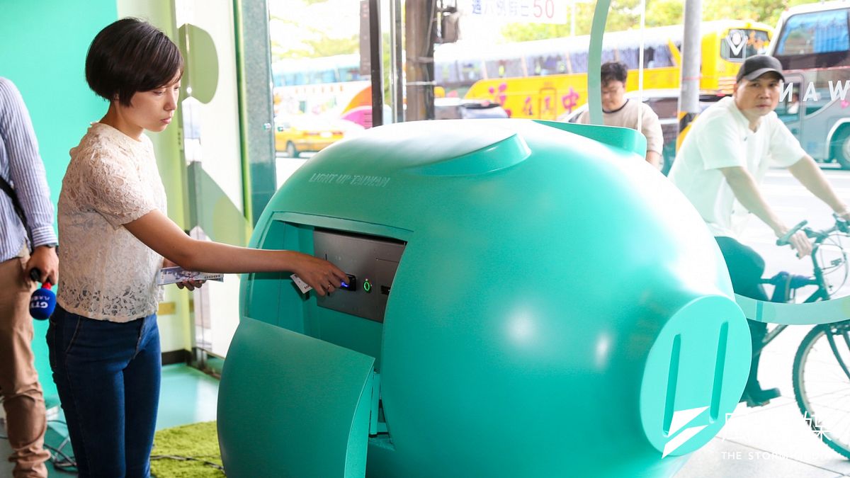 民進黨總統參選人蔡英文全國、台北競選總部,將在18日正式成立,其中有可供支持者現場投幣捐款,當場列印收據的「小豬」。(陳明仁攝) 民進黨總統參選人蔡英文全國、台北競選總部,將在18日正式成立,其中有可供支持者現場投幣捐款,當場列印收據的「小豬」。(陳明仁攝)