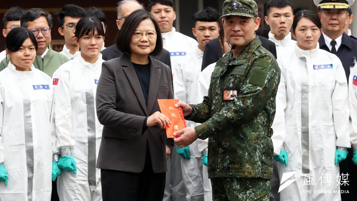 桃園33化學兵群指揮官李煜森(右)17年前曾站在第1線對抗SARS。左為總統蔡英文。(蘇仲泓攝)
