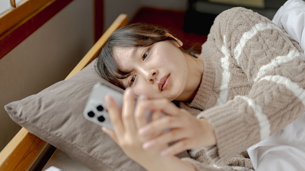 躺在床上使用手機的人。(PhotoAC) 躺在床上使用手機的人。(PhotoAC)