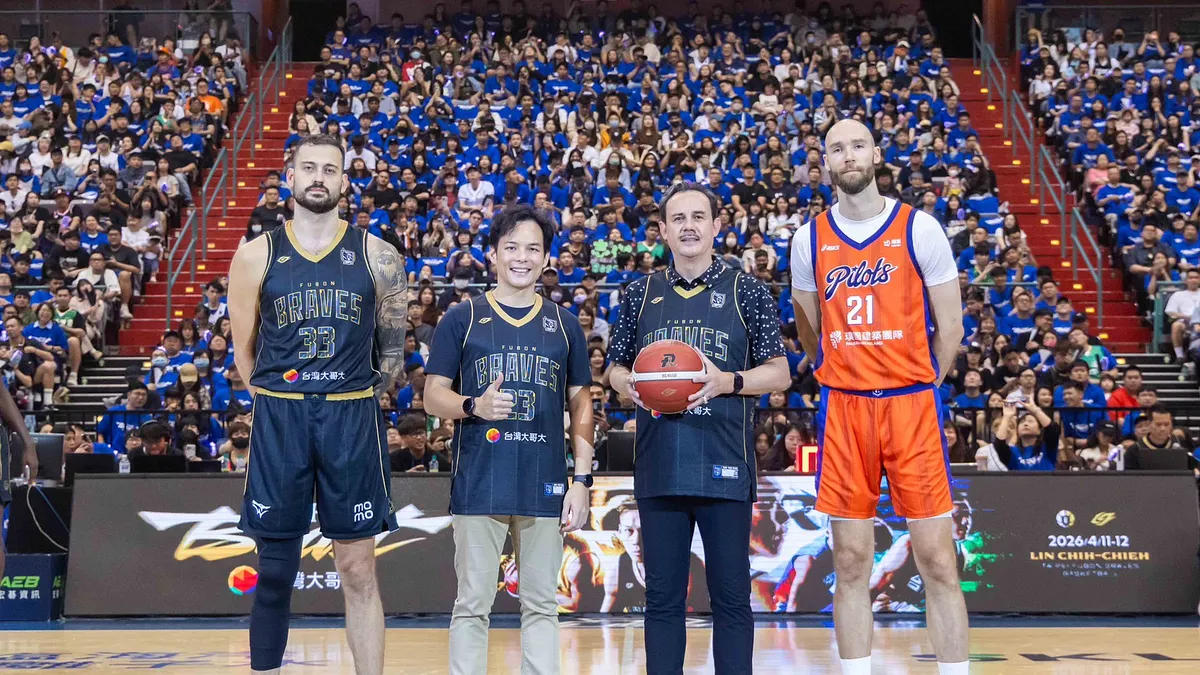 台灣大冠名贊助「林志傑引退週」,首日由台灣大總經理林之晨(左2)出席,並邀請籃球啟蒙教練、「籃球博士」鄭志龍(左3)擔任開球嘉賓。(圖/台灣大哥大提供)