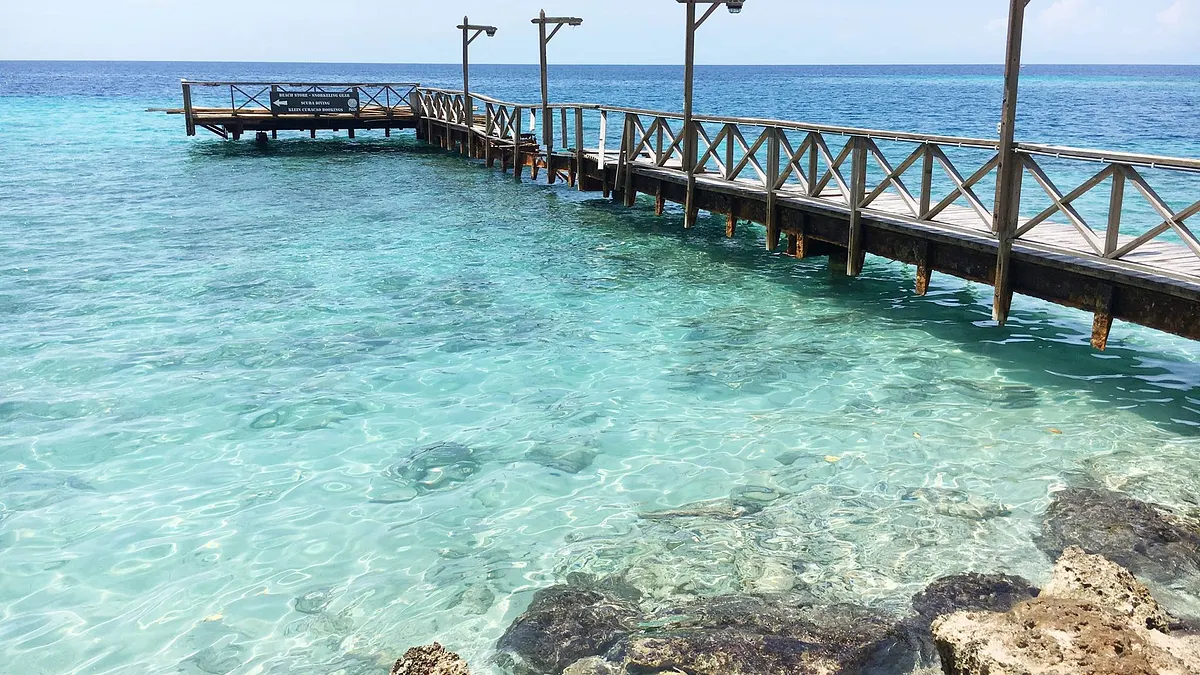 清澈的海水與湛藍的天空。(圖/李秀玲攝影) 清澈的海水與湛藍的天空。(圖/李秀玲攝影)