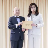 熊本県で発生した強震による被害を受け、国民党の鄭麗文主席は7月31日、台北市内で開かれた支援式典に出席し、日本台湾交流協会の片山和之・台北事務所代表・片山和之氏(左)に寄付金を手渡した。(写真/中央社) 熊本県で発生した強震による被害を受け、国民党の鄭麗文主席は7月31日、台北市内で開かれた支援式典に出席し、日本台湾交流協会の片山和之・台北事務所代表・片山和之氏(左)に寄付金を手渡した。(写真/中央社)