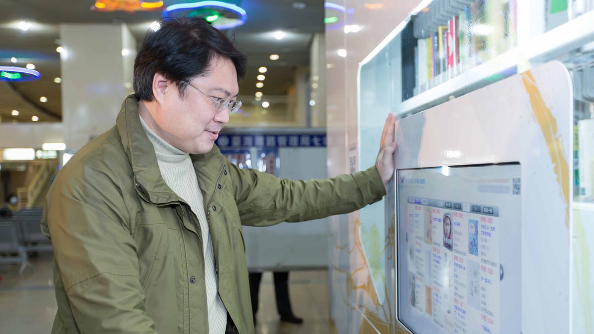 基隆市長林右昌參加I-Bookstop基隆智慧圖書站啟用儀式。(基隆市文化局提供) 基隆市長林右昌參加I-Bookstop基隆智慧圖書站啟用儀式。(基隆市文化局提供)