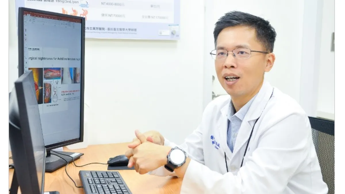陳昱斌醫師向歐洲足踝外科權威Prof. Nicola Maffulli學習,將微創技術結合豐富臨床經驗,現已廣泛應用於各年齡層病人。(萬芳醫院提供)